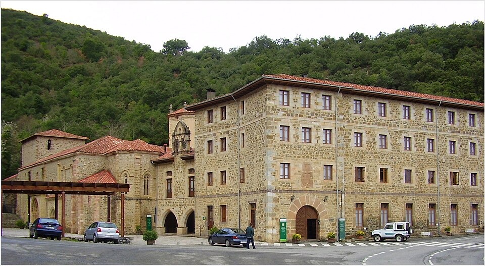Ruta por los Picos de Europa en autocaravana o camper: itinerario de 4 días y áreas donde pernoctar 2 Monasterio de San Toribio